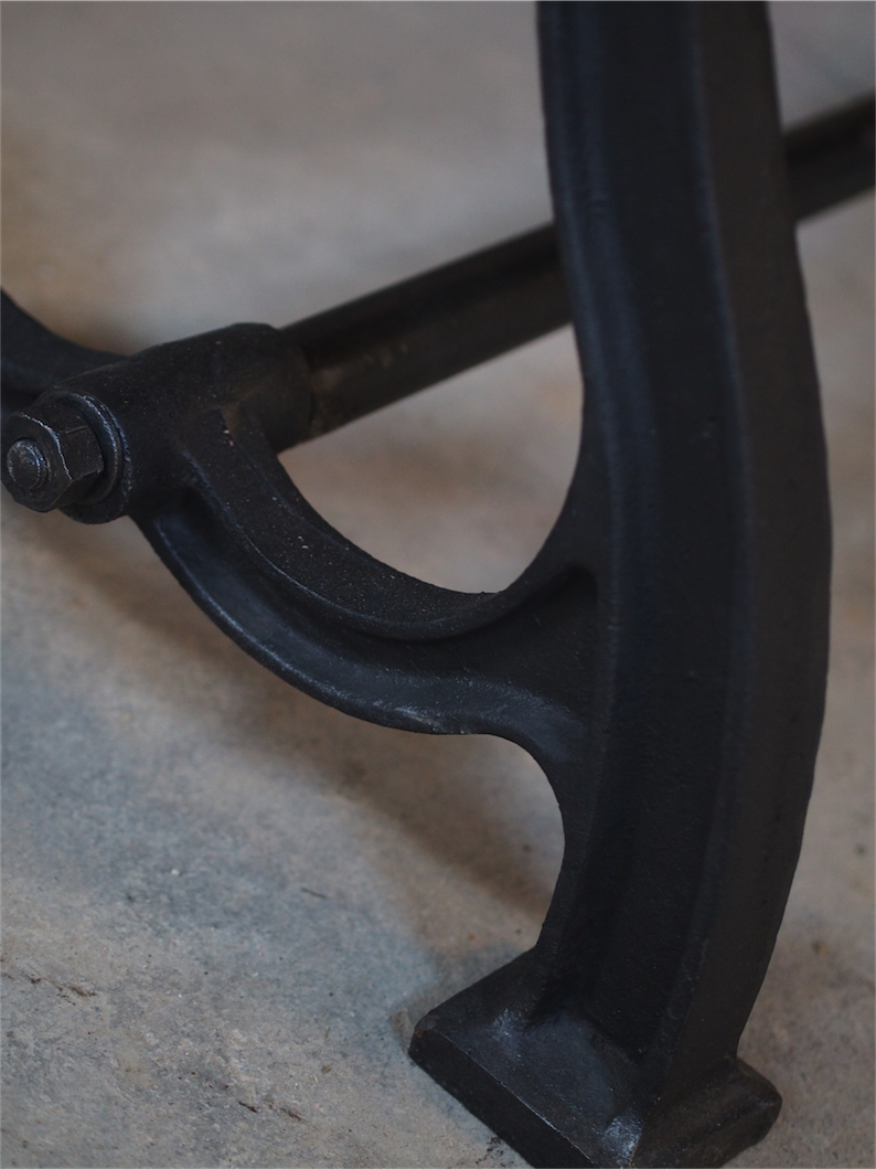 grande table industrielle plateau chene massif pietement fonte – Image 7