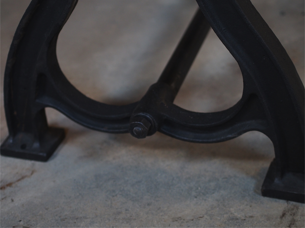 grande table industrielle plateau chene massif pietement fonte – Image 8