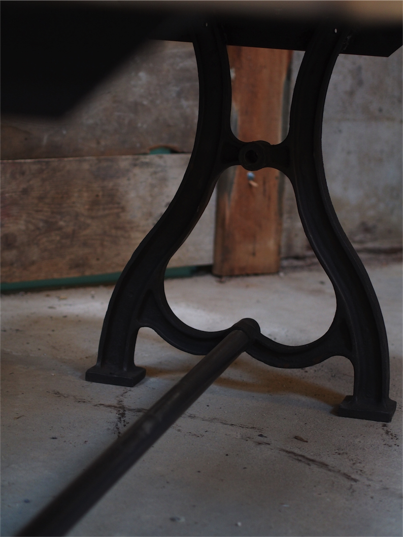 grande table industrielle plateau chene massif pietement fonte – Image 9