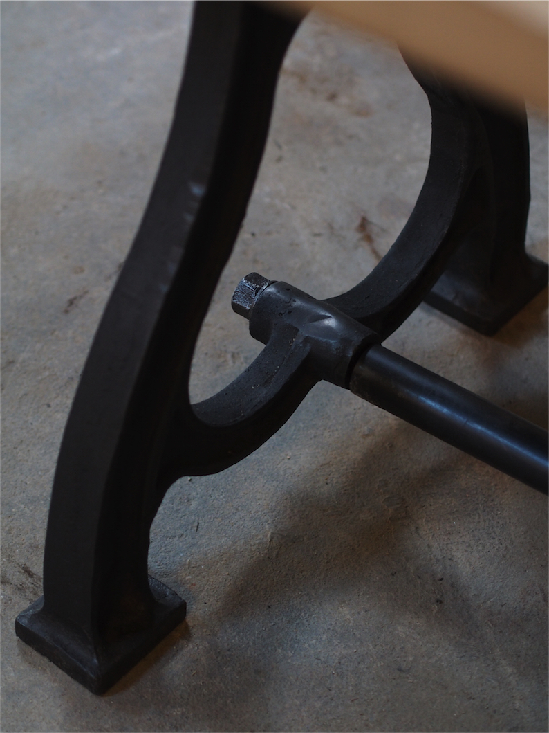 grande table industrielle plateau chene massif pietement fonte – Image 13