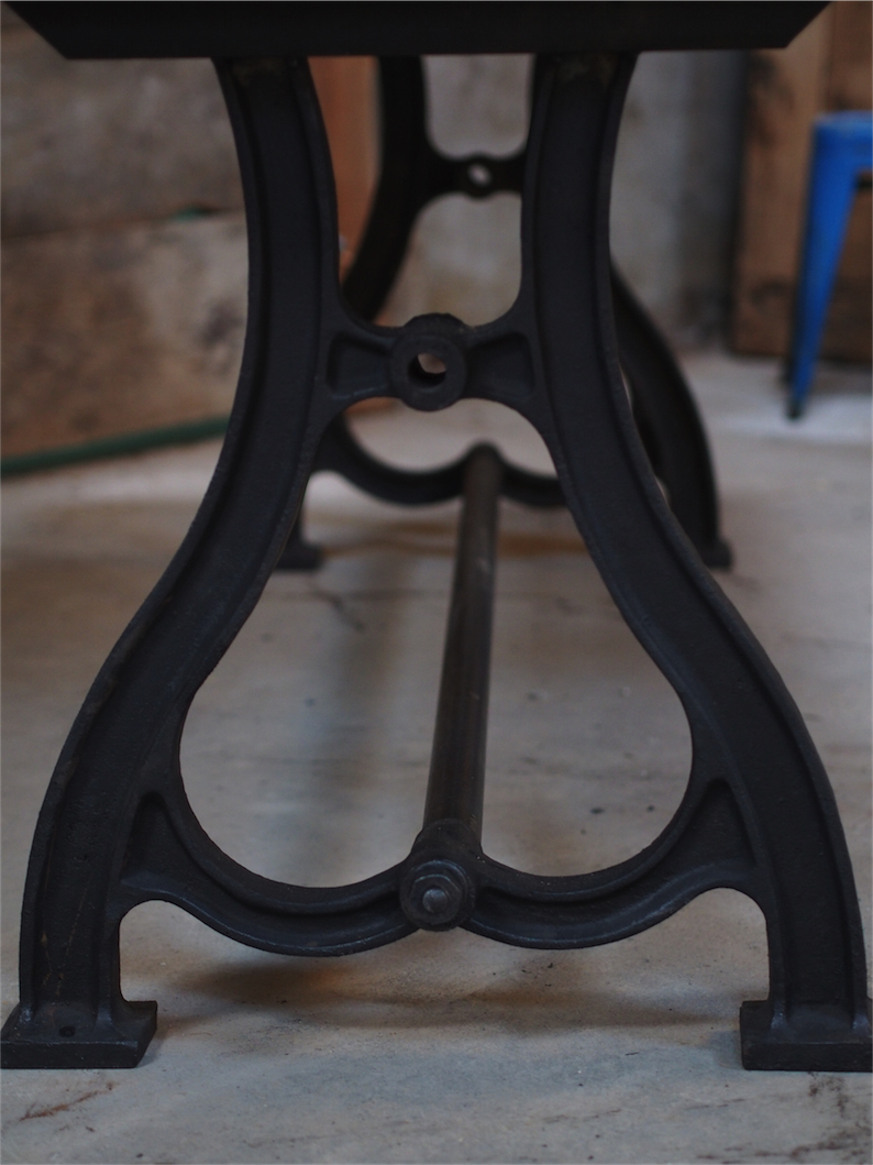 grande table industrielle plateau chene massif pietement fonte – Image 15