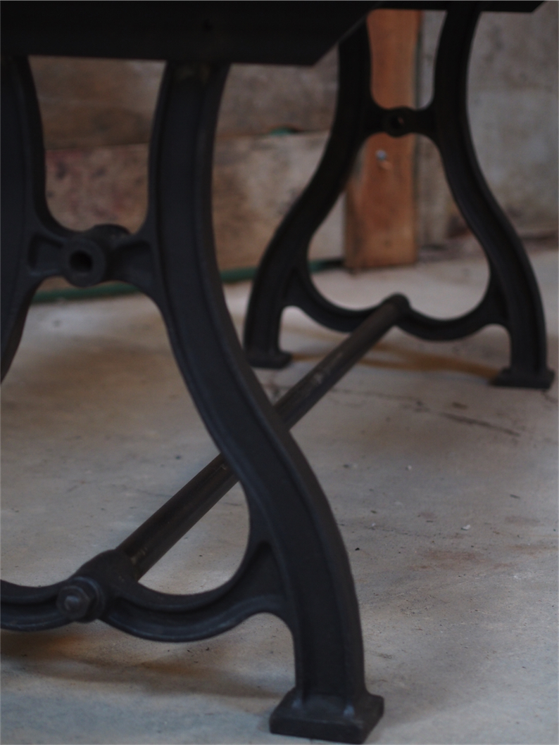 grande table industrielle plateau chene massif pietement fonte – Image 16