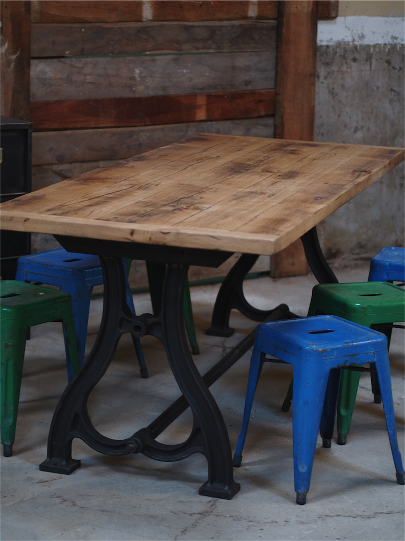 grande table industrielle plateau chene massif pietement fonte – Image 2