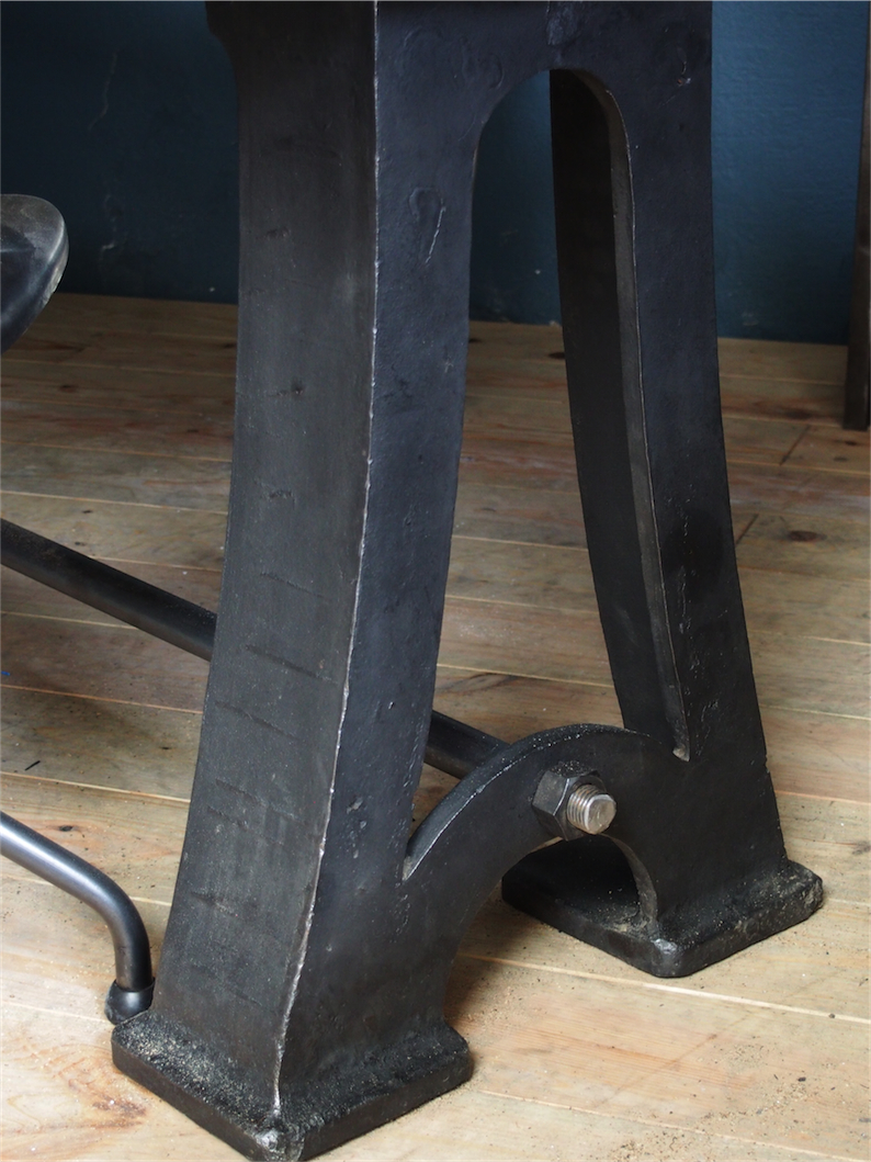 grande table industrielle plateau chene massif pietement fonte – Image 6