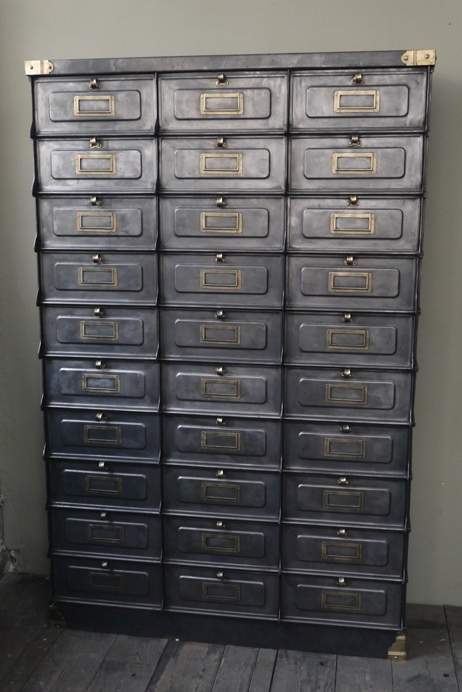 ancien grand meuble 30 casiers industriel a clapet strafor 1920 – Image 2