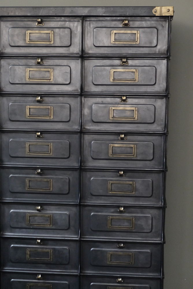 ancien grand meuble 30 casiers industriel a clapet strafor 1920 – Image 3