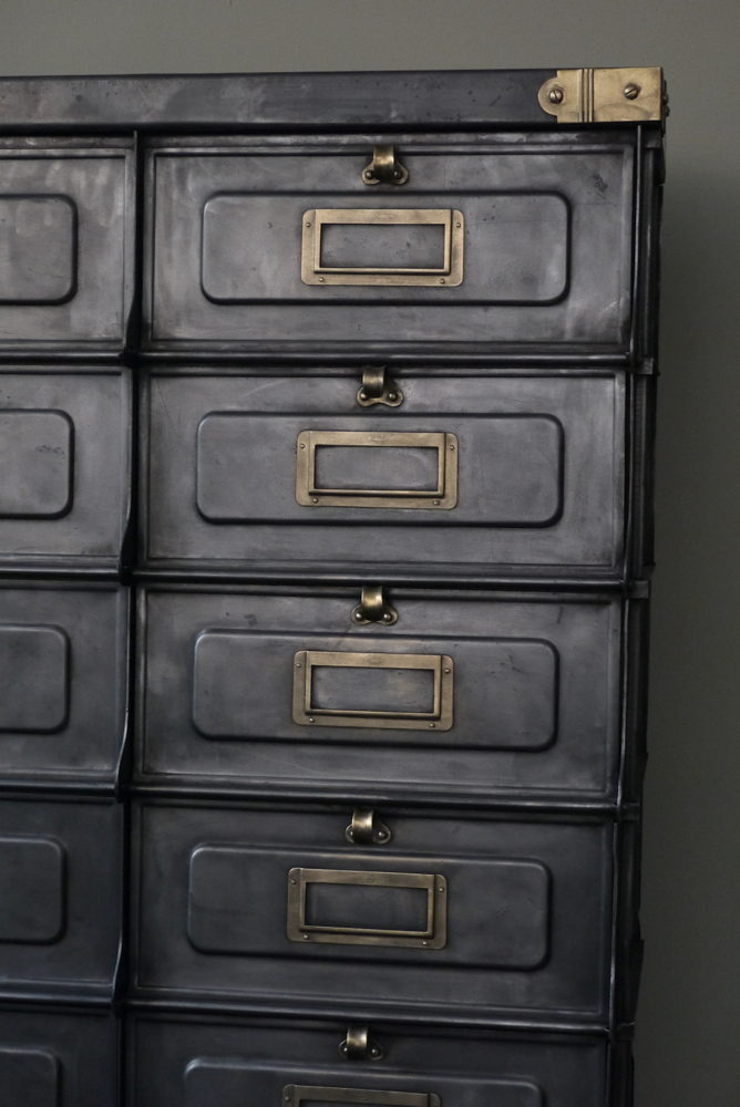 ancien grand meuble 30 casiers industriel a clapet strafor 1920 – Image 4