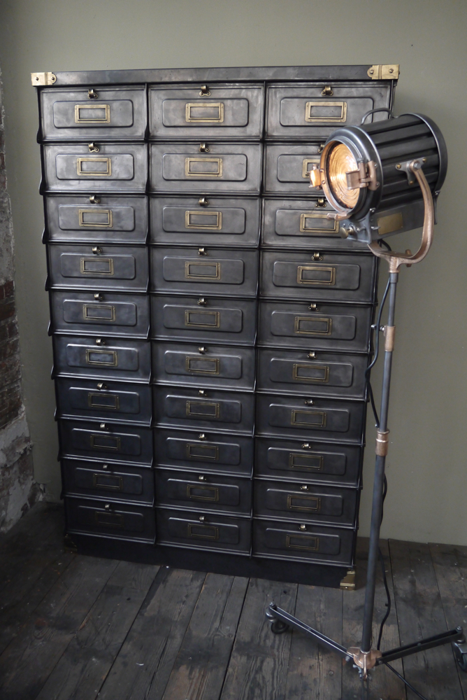 ancien grand meuble 30 casiers industriel a clapet strafor 1920 – Image 5