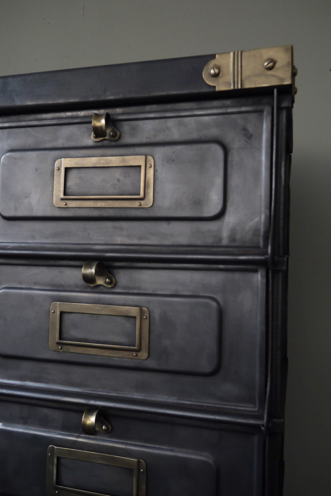 ancien grand meuble 30 casiers industriel a clapet strafor 1920 – Image 7