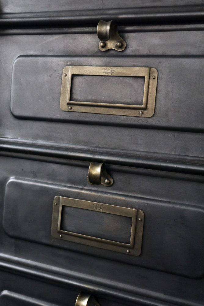 ancien grand meuble 30 casiers industriel a clapet strafor 1920 – Image 8