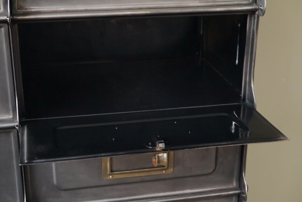 ancien grand meuble 30 casiers industriel a clapet strafor 1920 – Image 10