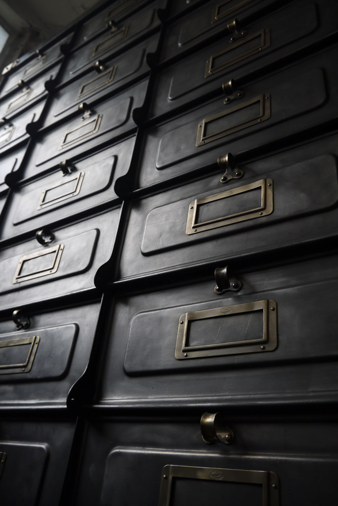 ancien grand meuble 30 casiers industriel a clapet strafor 1920 – Image 14