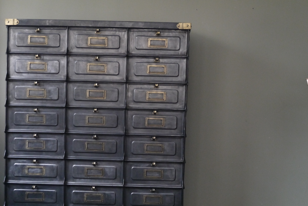 ancien grand meuble 30 casiers industriel a clapet strafor 1920 – Image 15