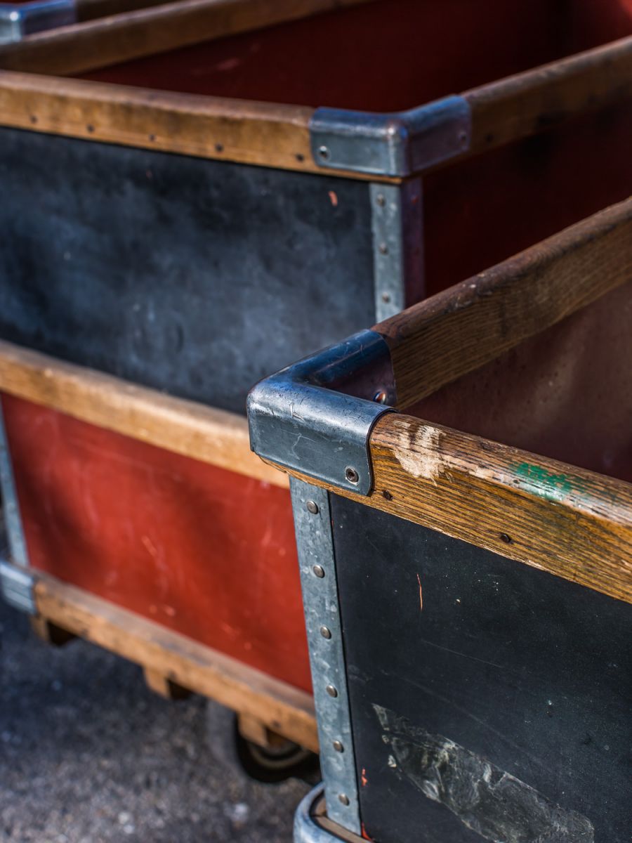 antiguo cubo de basura con ruedas Suroy fábrica textil color original - Image 4