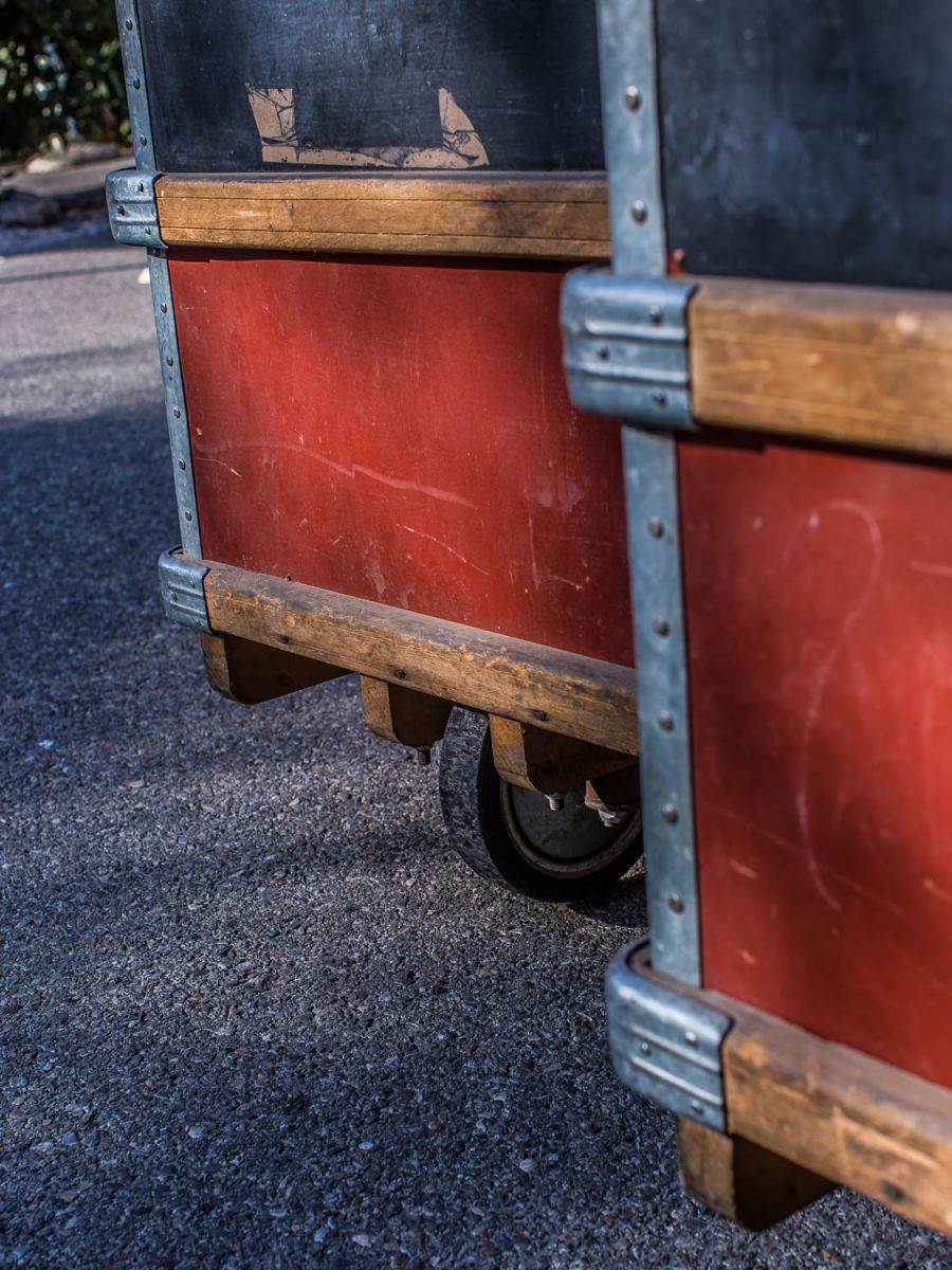 antiguo cubo de basura con ruedas Suroy fábrica textil color original - Image 5