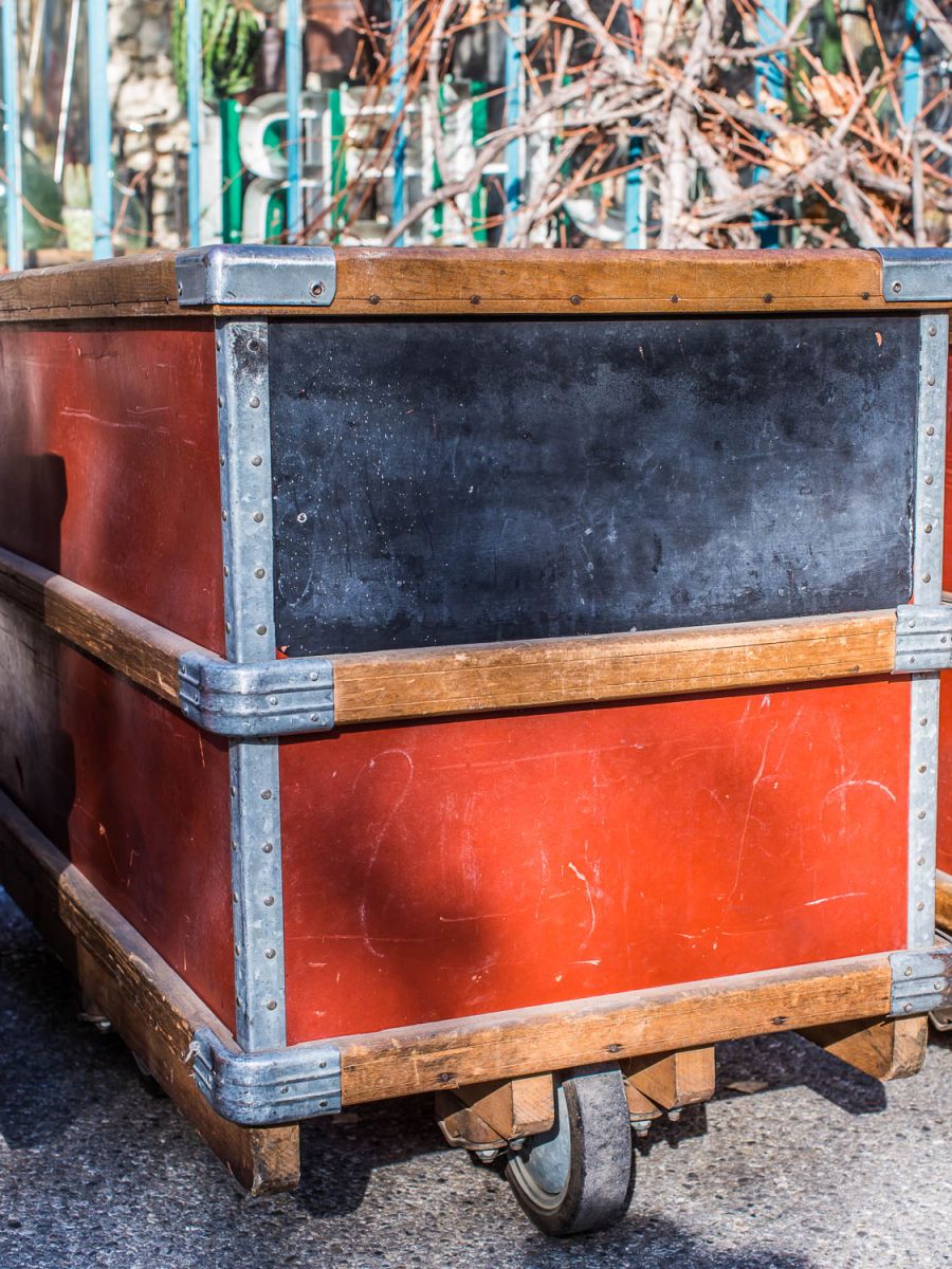 antiguo cubo de basura con ruedas Suroy fábrica textil color original - Image 7