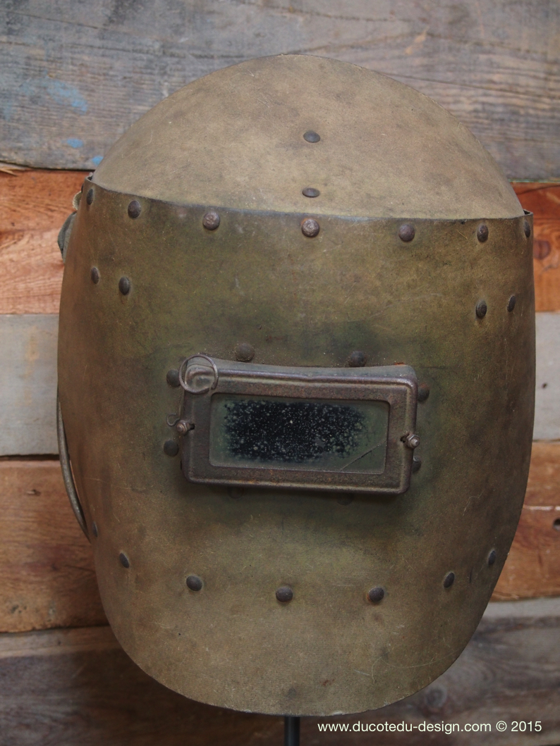 curiosité ancien masque de soudeur sur socle – Image 3
