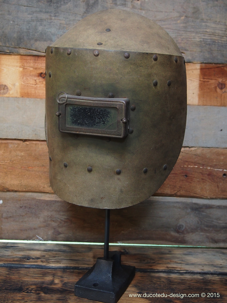 curiosité ancien masque de soudeur sur socle – Image 2