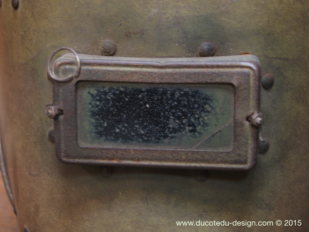 curiosité ancien masque de soudeur sur socle – Image 4