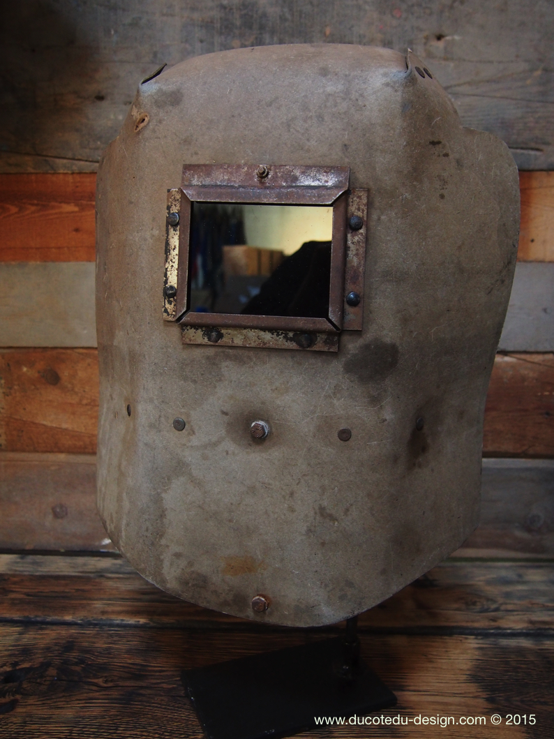 curiosité ancien masque de soudeur sur socle – Image 2