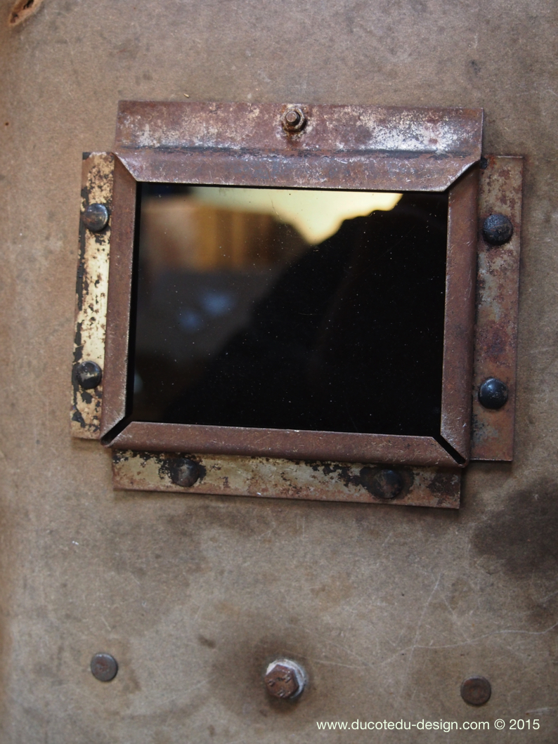 curiosité ancien masque de soudeur sur socle – Image 3