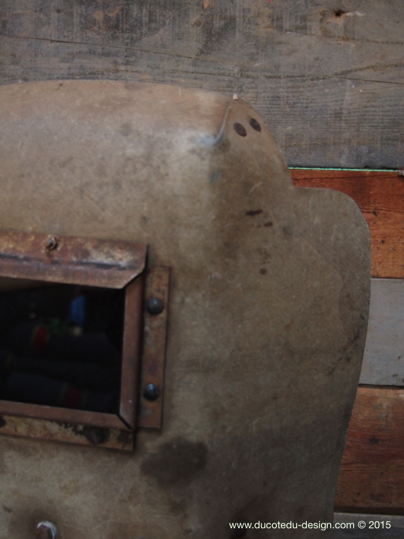 curiosité ancien masque de soudeur sur socle – Image 4