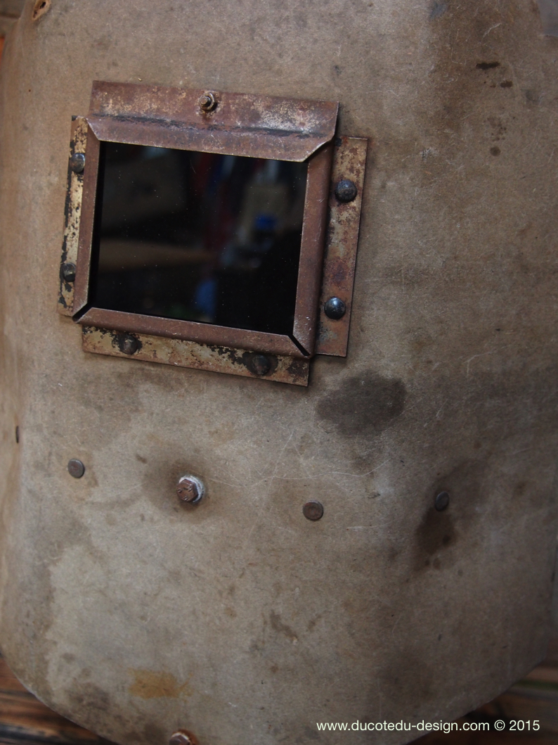 curiosité ancien masque de soudeur sur socle – Image 6