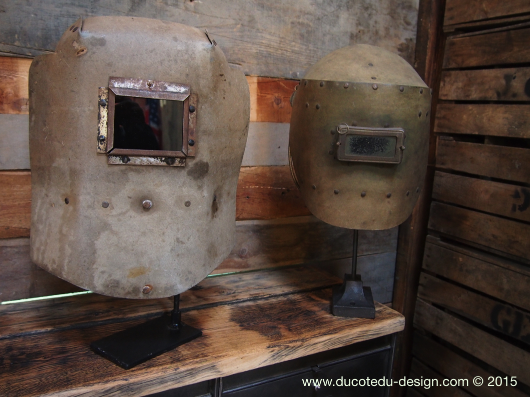 curiosité ancien masque de soudeur sur socle – Image 7