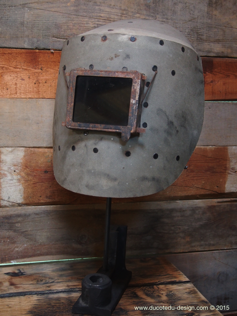 curiosité ancien masque de soudeur sur socle – Image 2