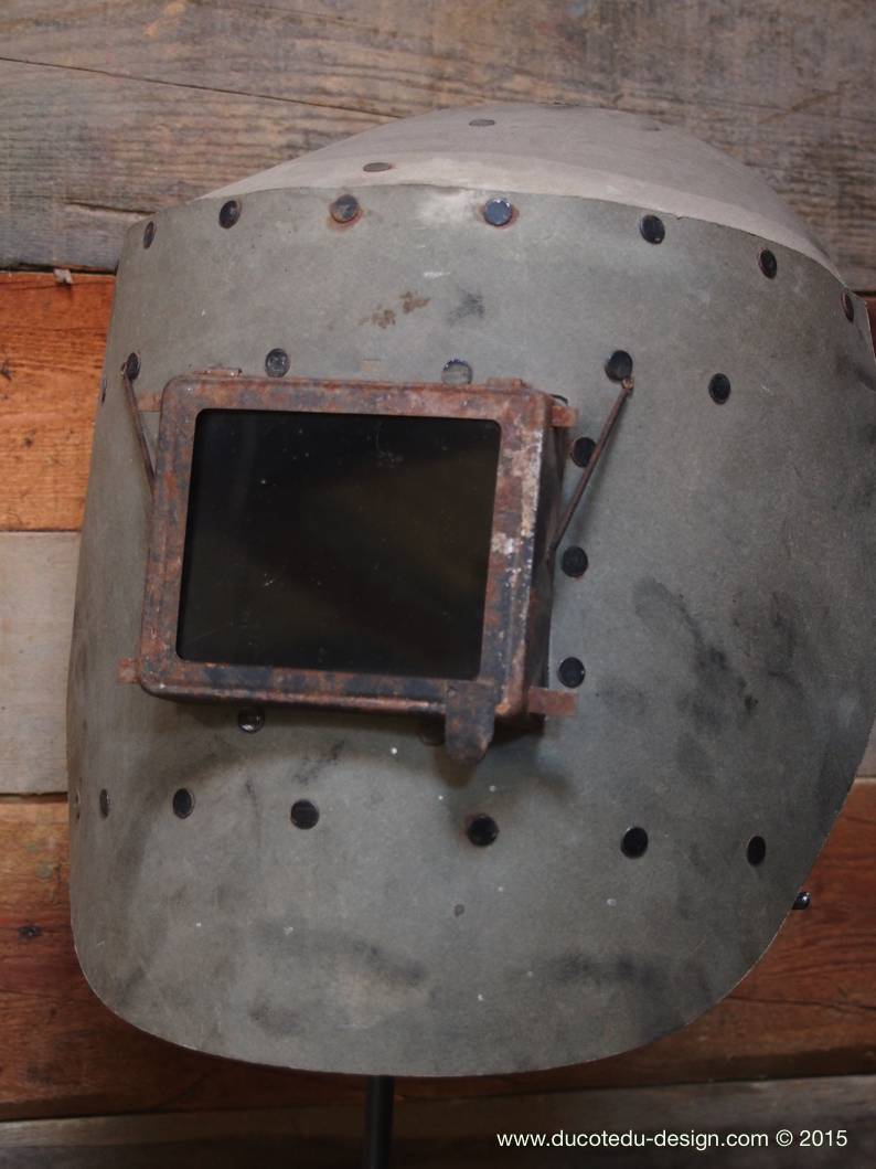 curiosité ancien masque de soudeur sur socle – Image 3
