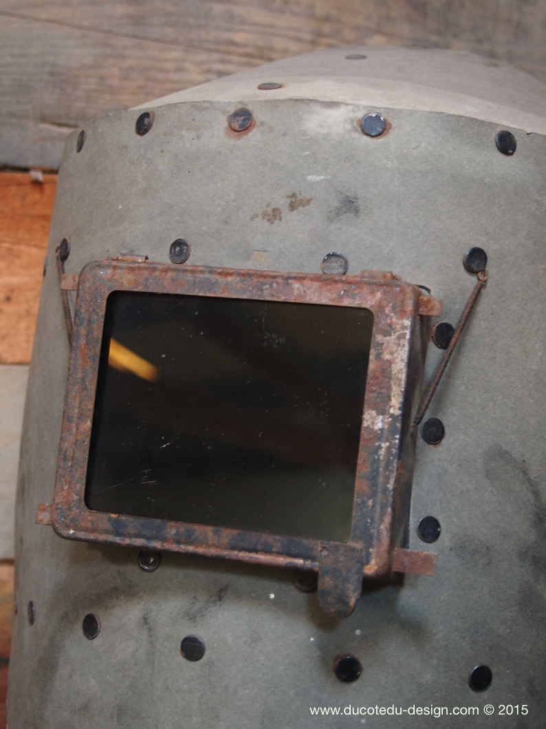 curiosité ancien masque de soudeur sur socle – Image 4