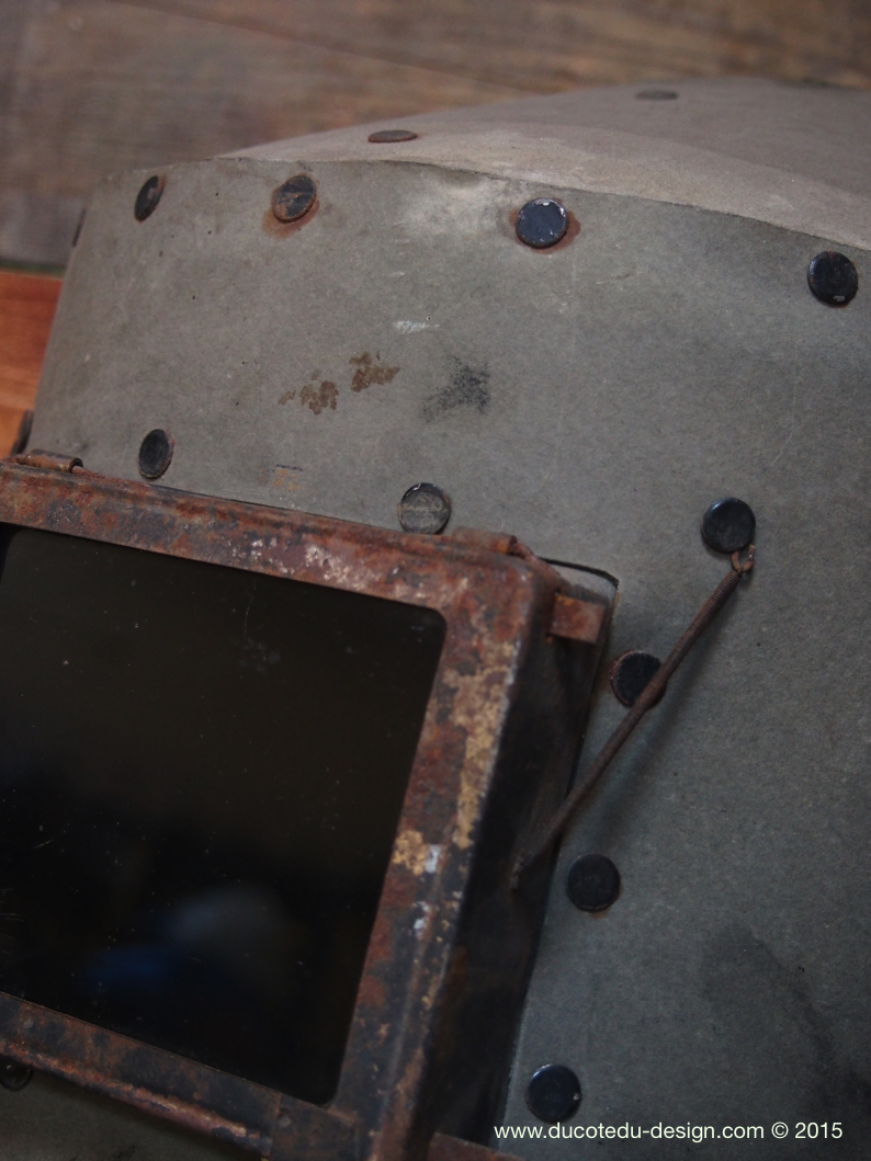 curiosité ancien masque de soudeur sur socle – Image 5