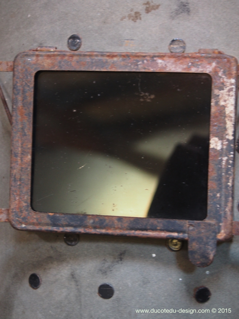 curiosité ancien masque de soudeur sur socle – Image 6