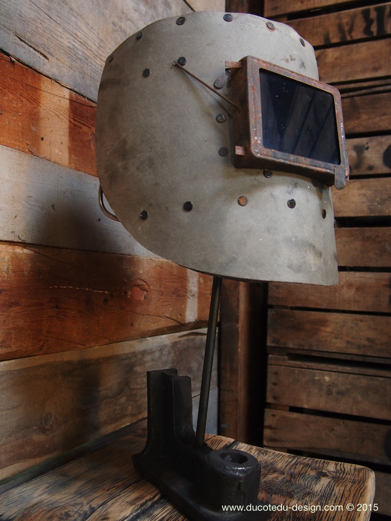 curiosité ancien masque de soudeur sur socle – Image 7