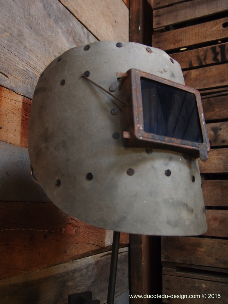 curiosité ancien masque de soudeur sur socle – Image 8