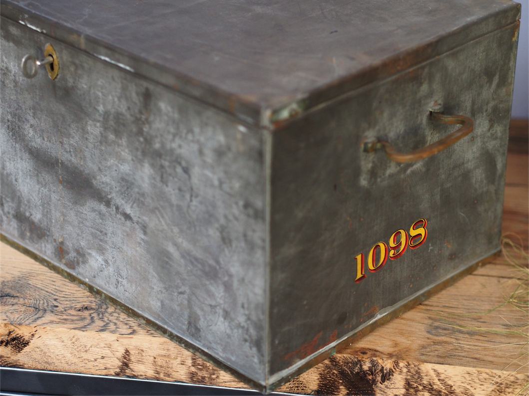 ancien grand coffre de banque en metal – Image 6