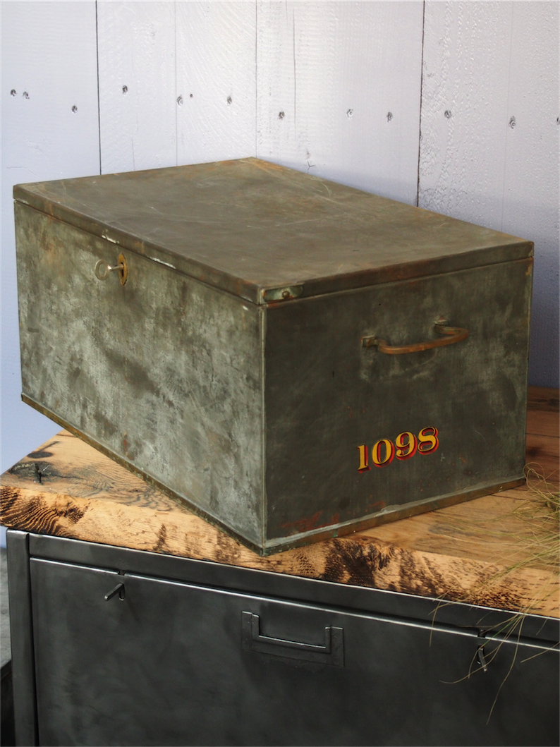 ancien grand coffre de banque en metal – Image 8
