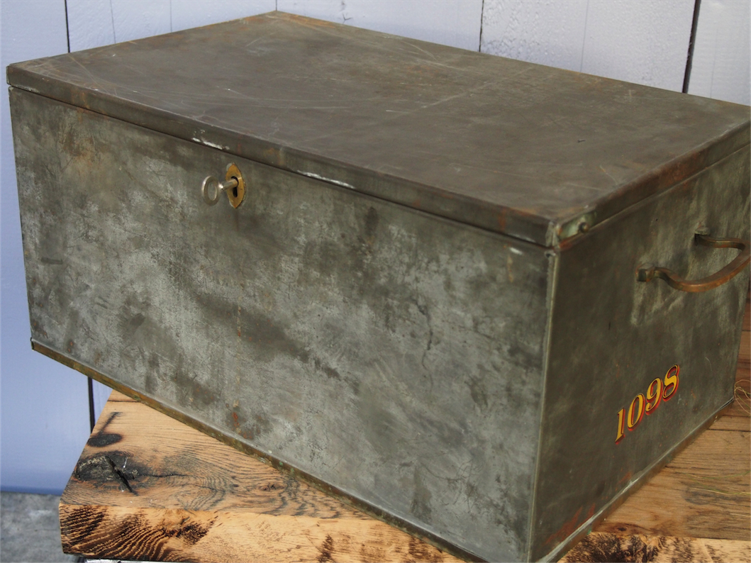 ancien grand coffre de banque en metal – Image 10