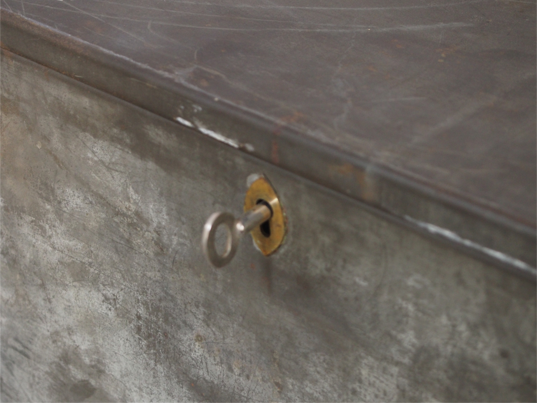 ancien grand coffre de banque en metal – Image 5