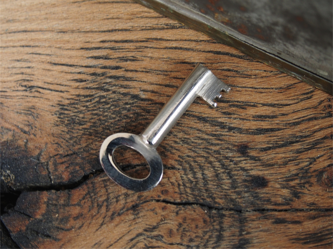 ancien grand coffre de banque en metal – Image 11