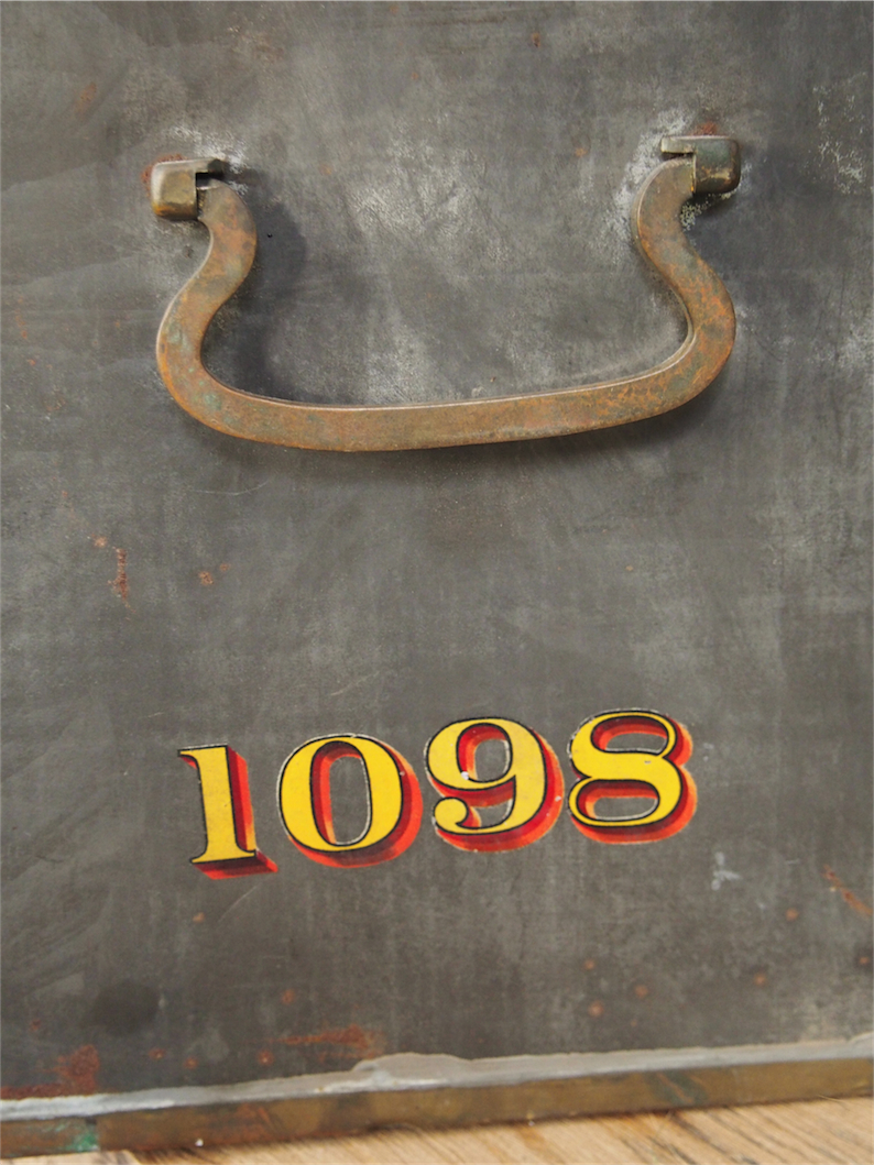 ancien grand coffre de banque en metal – Image 14