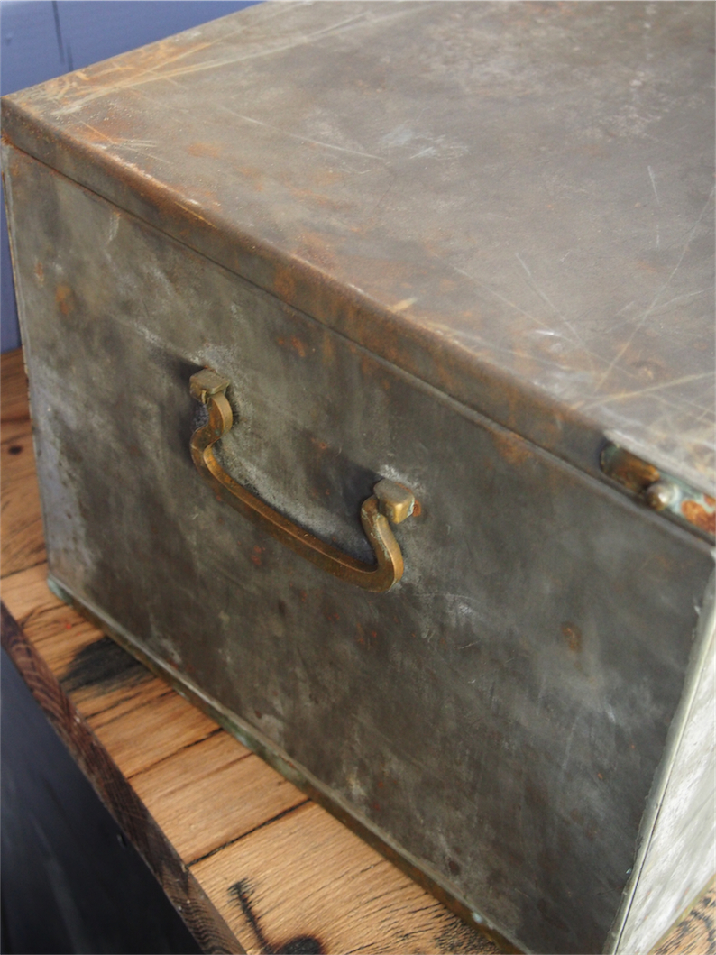 ancien grand coffre de banque en metal – Image 15