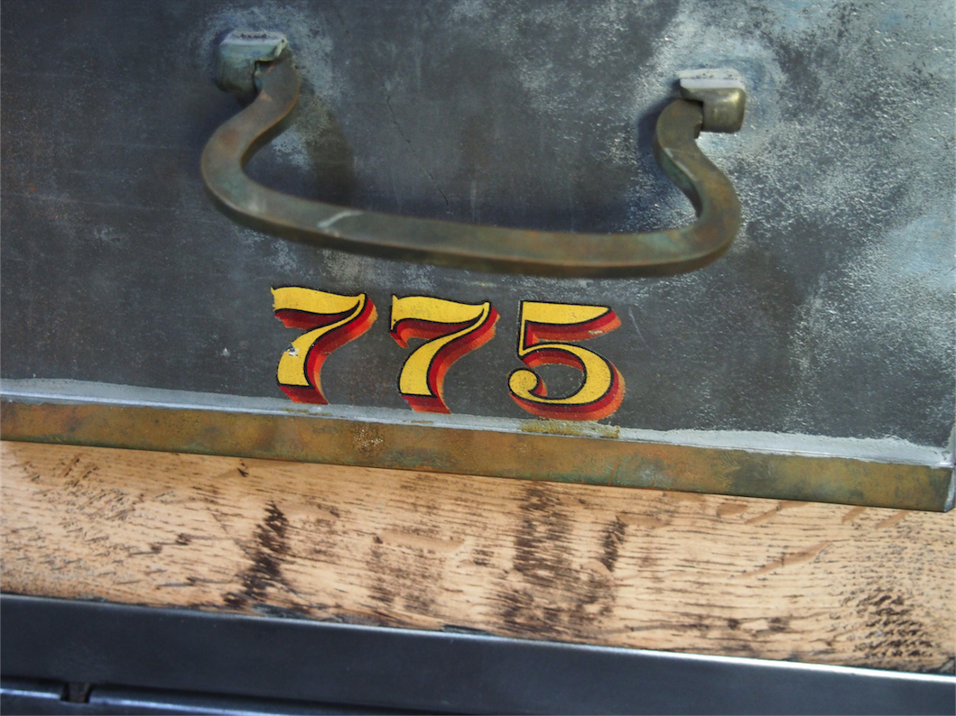 ancien coffre de banque en metal – Image 7