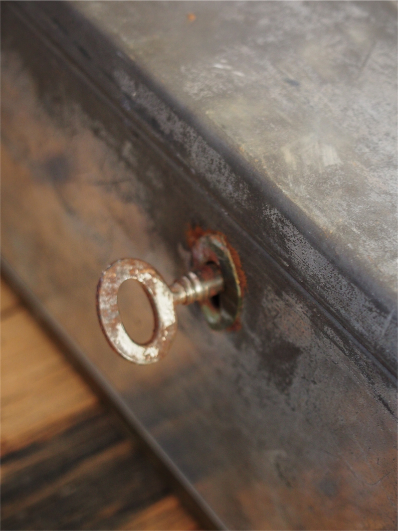 ancien coffre de banque en metal – Image 8