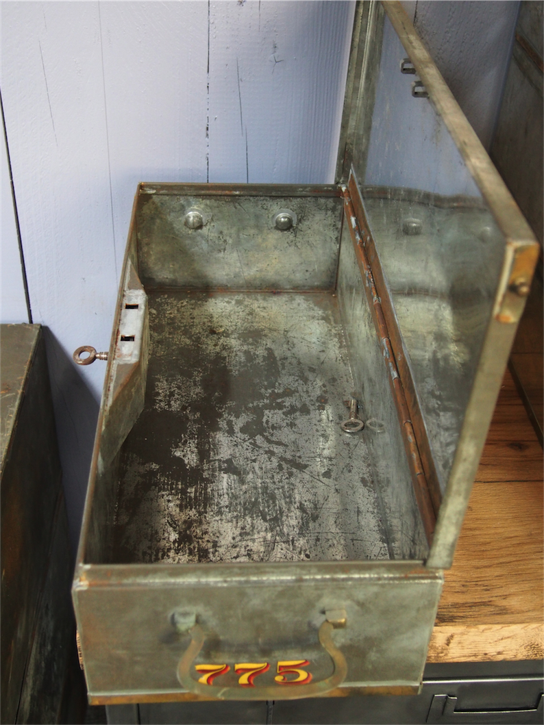 ancien coffre de banque en metal – Image 12