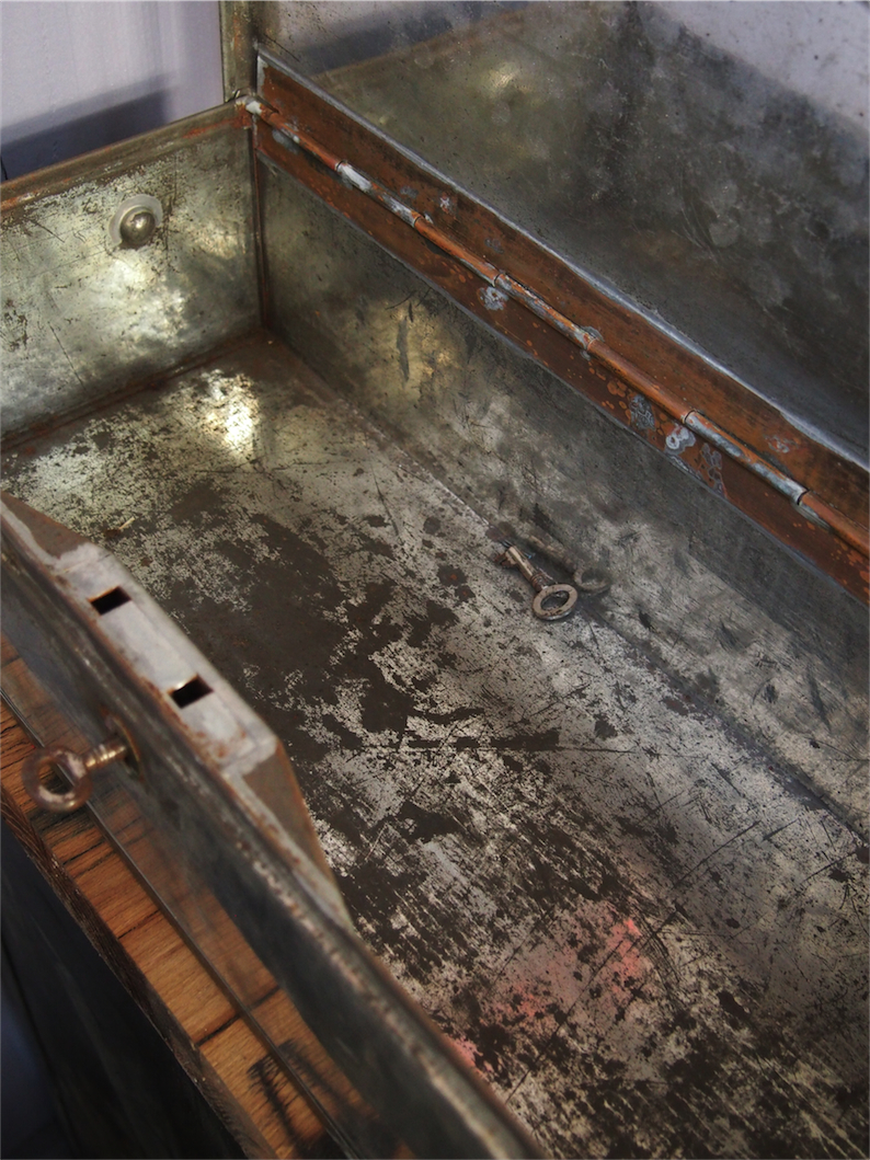 ancien coffre de banque en metal – Image 13