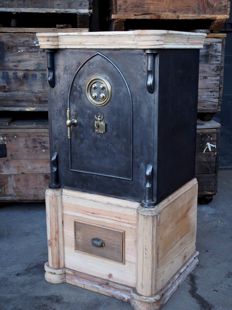 ancien grand coffre fort industriel annees 30 – Image 2