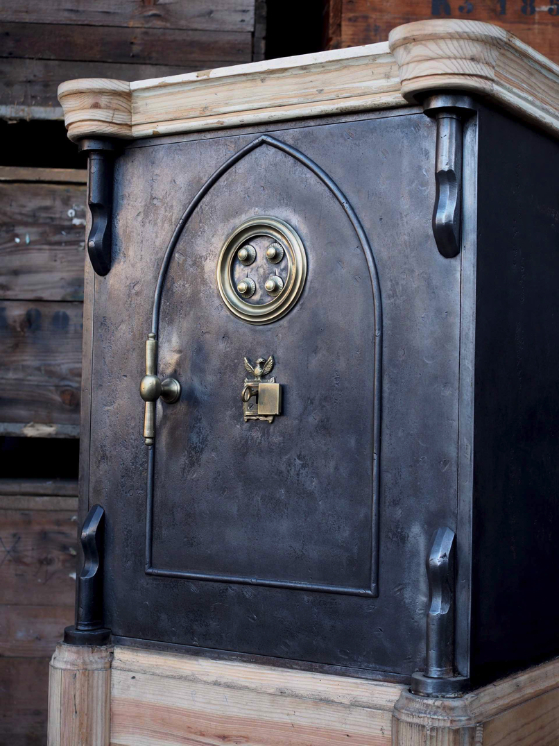 ancien grand coffre fort industriel annees 30 – Image 4