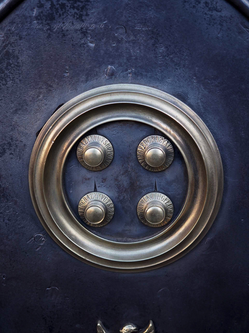 ancien grand coffre fort industriel annees 30 – Image 8