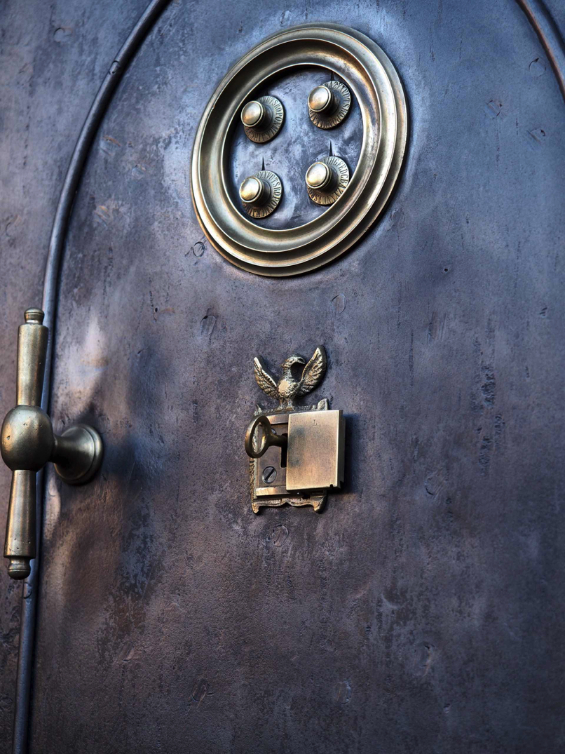 ancien grand coffre fort industriel annees 30 – Image 15